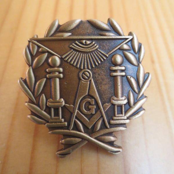 Master Mason Blue Lodge Lapel Pin - Brass Pillars - Bricks Masons