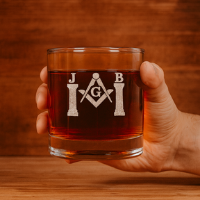 Whiskyglas der Master Mason Blue Lodge – Winkelmaß und Zirkel mit zwei J&amp;B-Säulen
