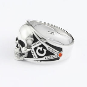 Meisterring der Freimaurerloge – Winkelmaß und Zirkel mit antikem Totenkopf