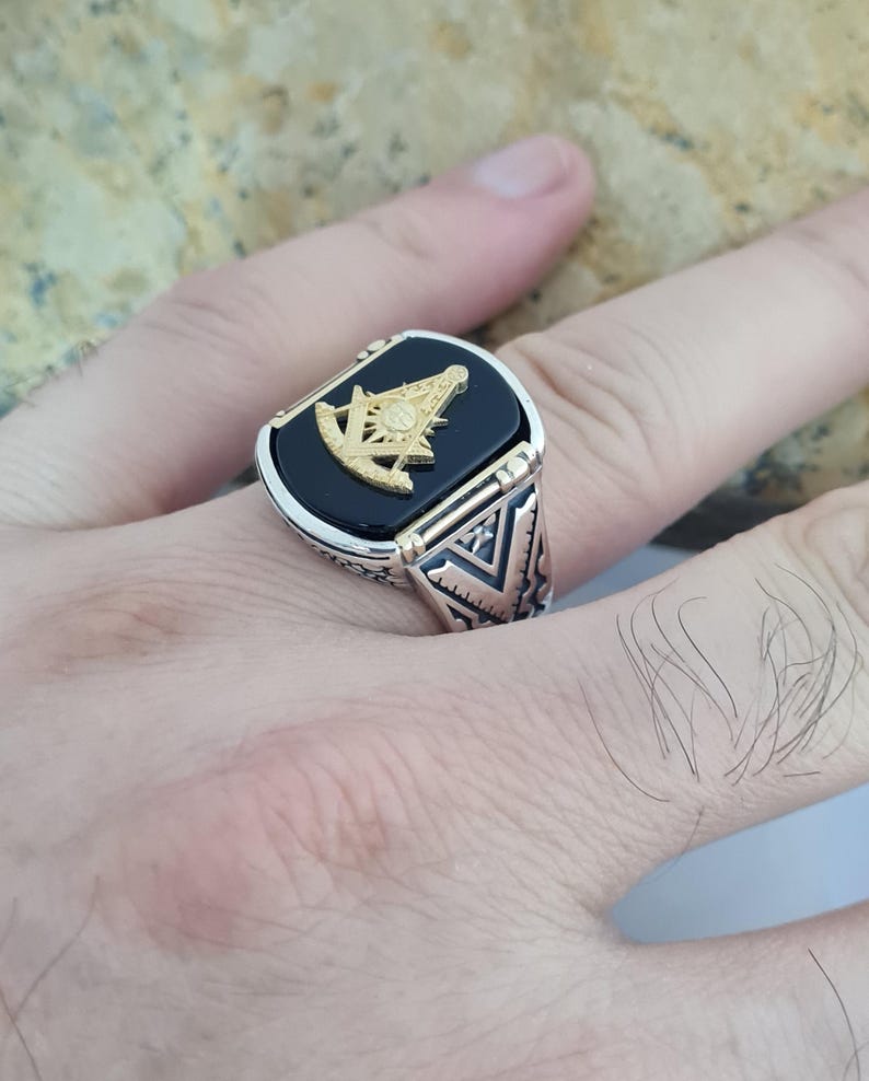 Master Mason Blue Lodge Ring - Onyx, Compass & Square Symbol - Bricks Masons