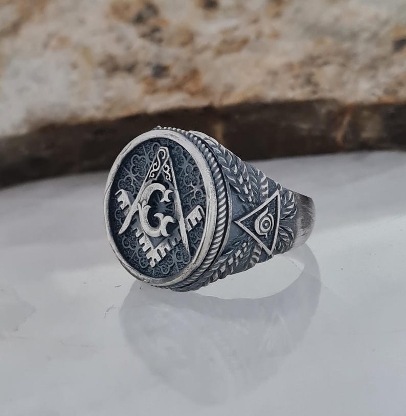 Master Mason Blue Lodge Ring - Square and Compass - Bricks Masons